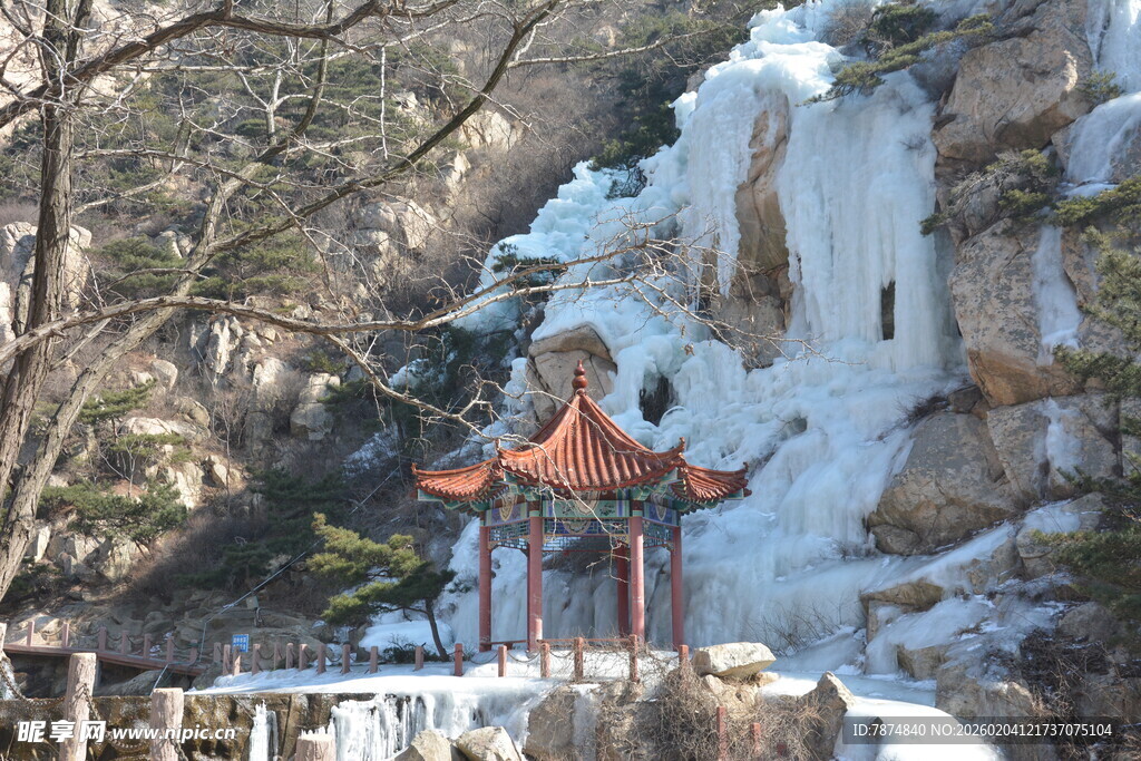 冬日山间亭景 冰瀑相伴