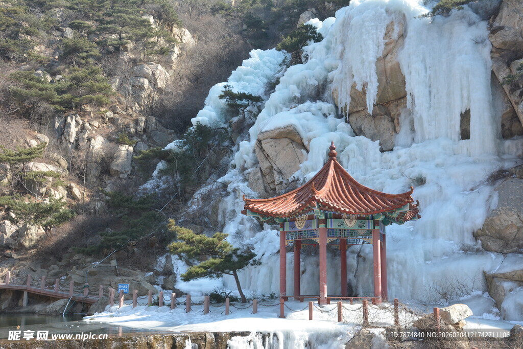 冰瀑下的中式凉亭美景