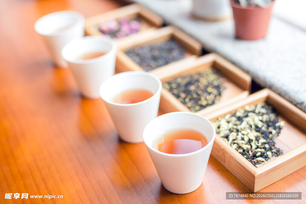 精致茶具与多样茶叶展示