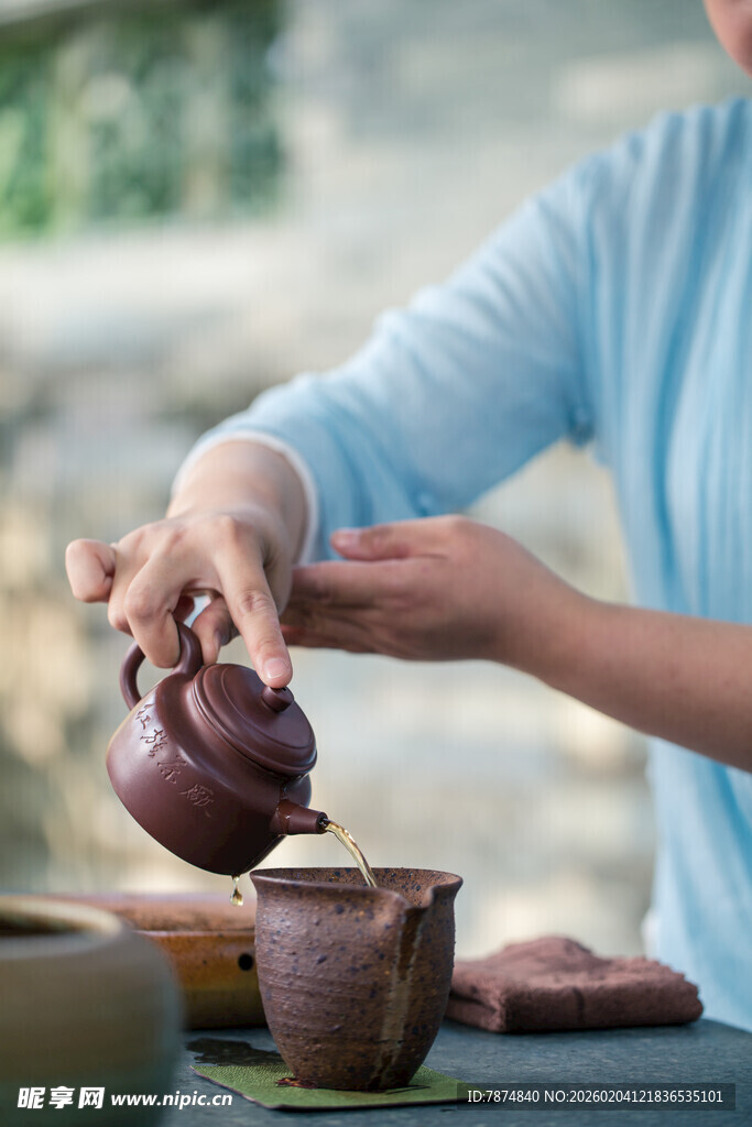 优雅女士专注沏茶瞬间