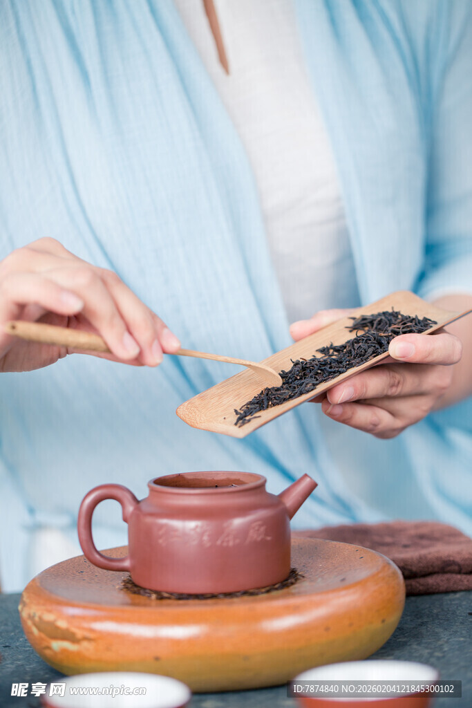 优雅女士演绎传统茶道
