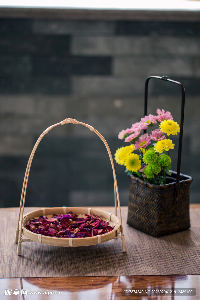 中式茶点与花卉雅致组合