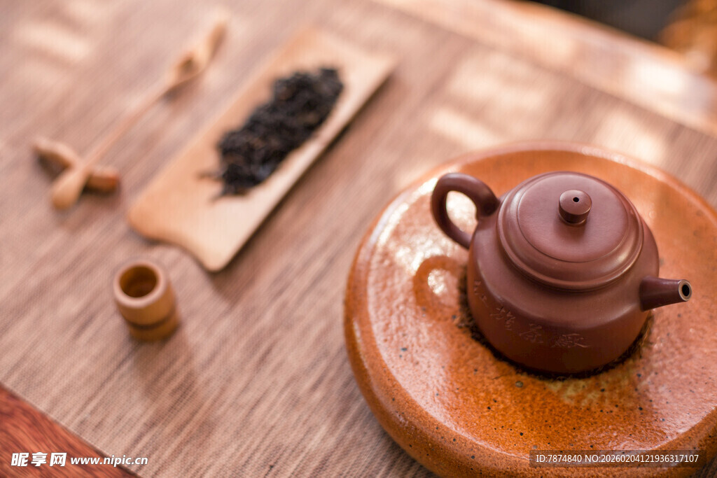 古朴茶壶与茶具摆设于桌