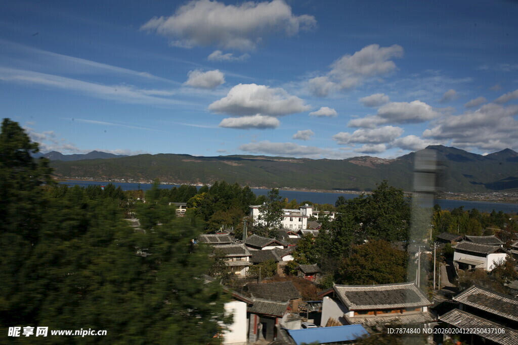 湖畔村落美景