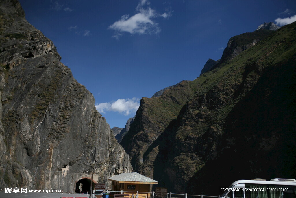 山间公路旁的建筑与车辆