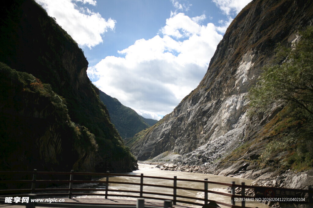 峡谷栈道风景