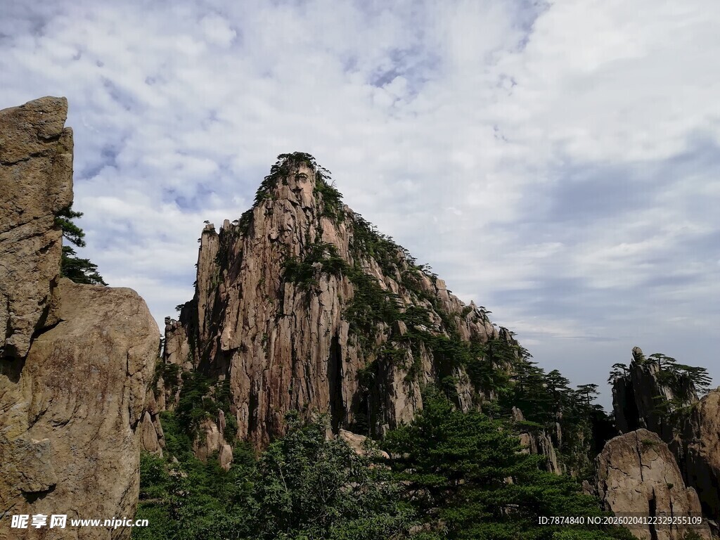 巍峨山峰 尽显自然壮美