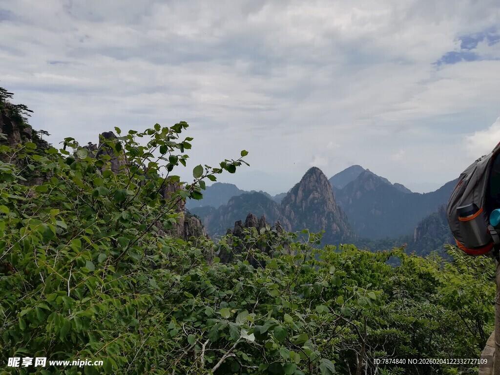 山林间的远山景致