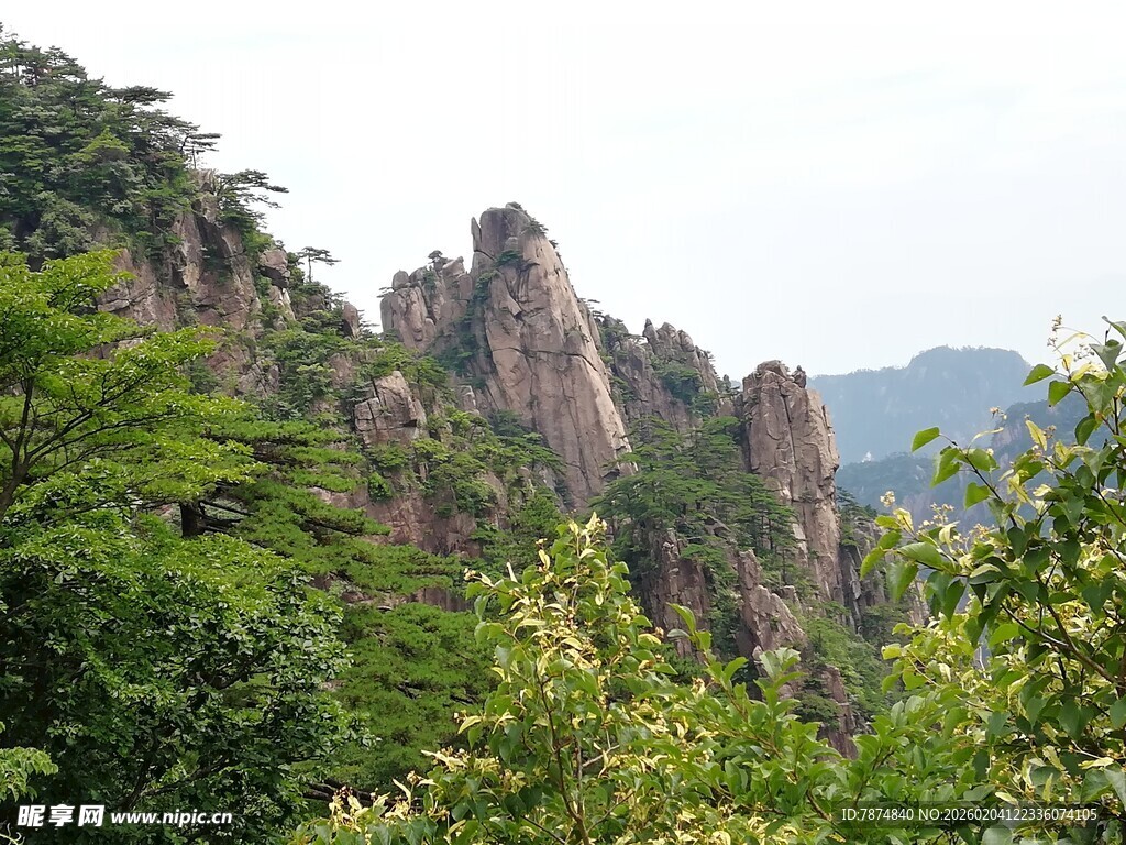 奇峰罗列的秀丽山间景色