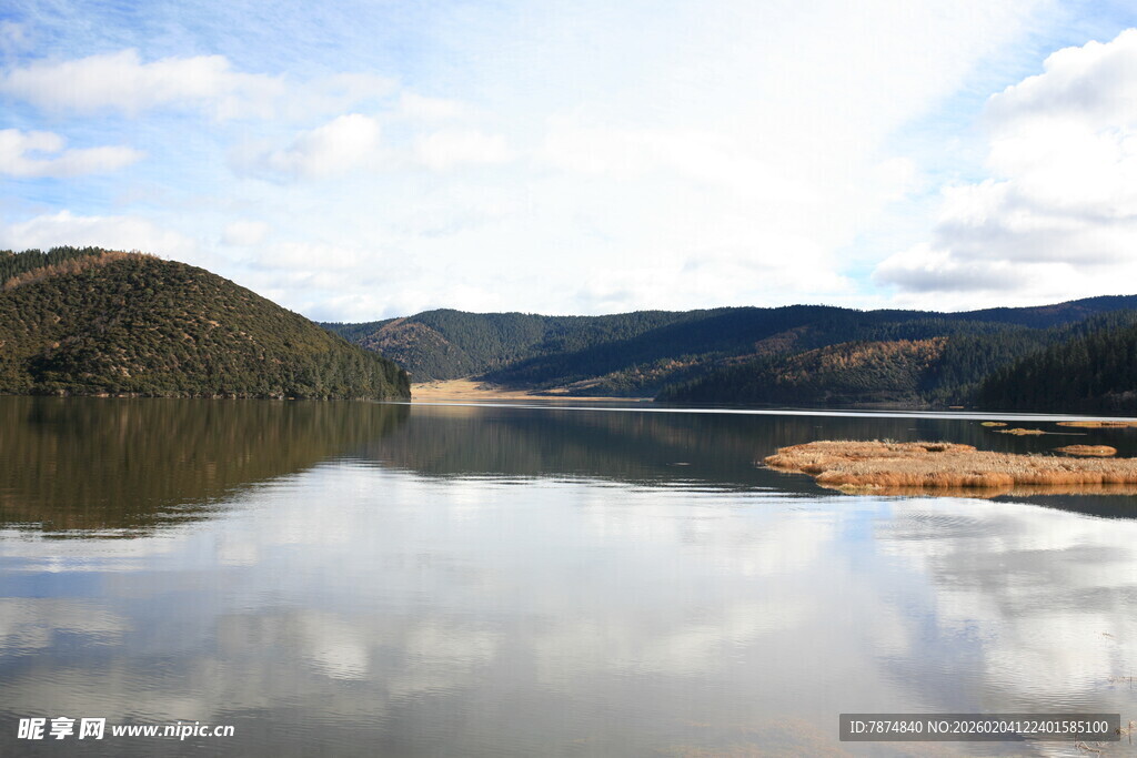 宁静山水湖景倒影画面