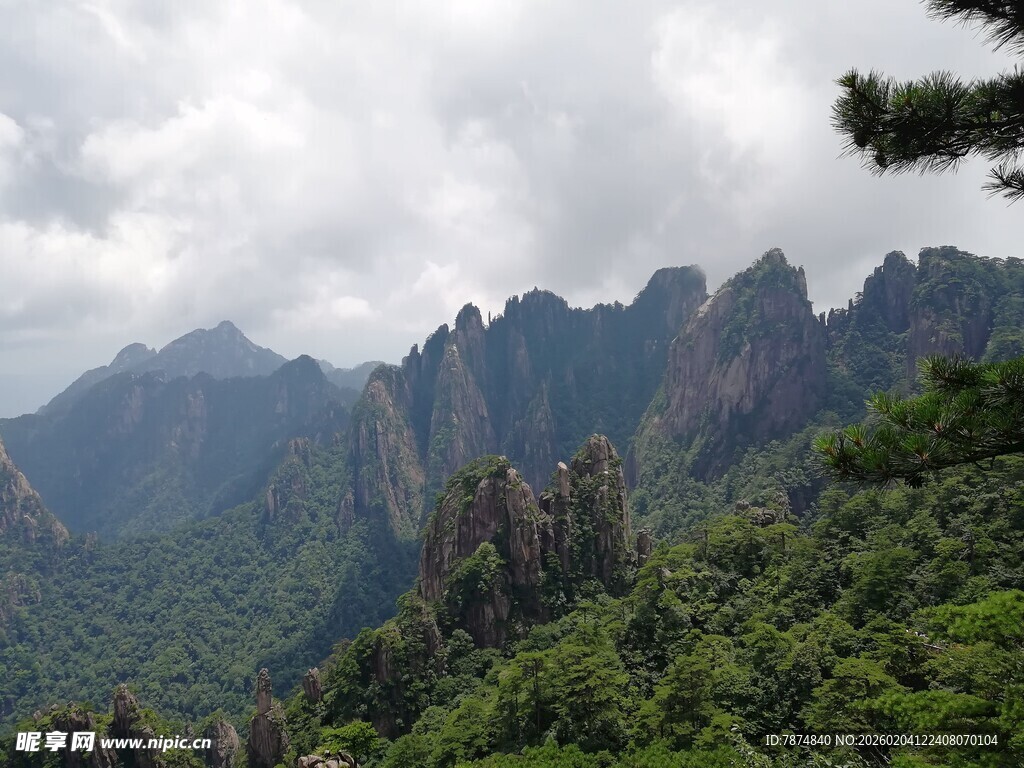 壮丽山峦与葱郁植被景观