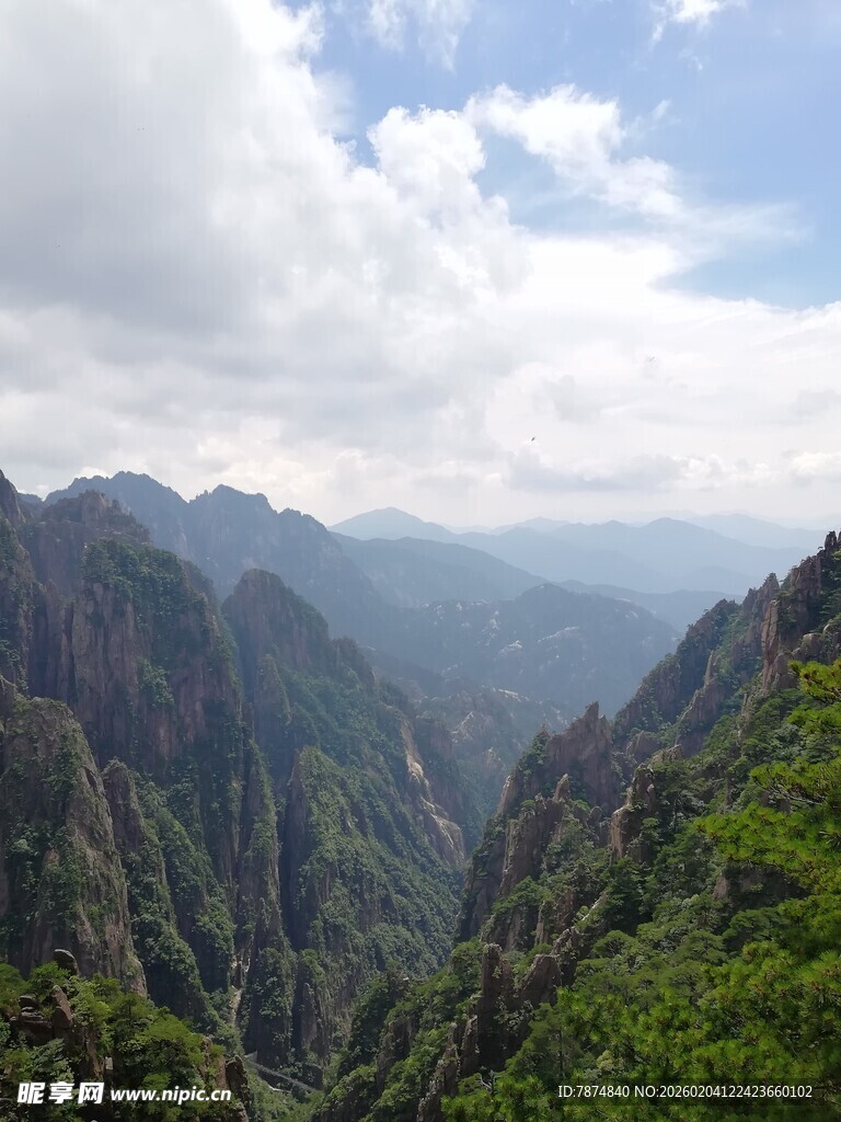 壮丽山景 云雾缭绕间