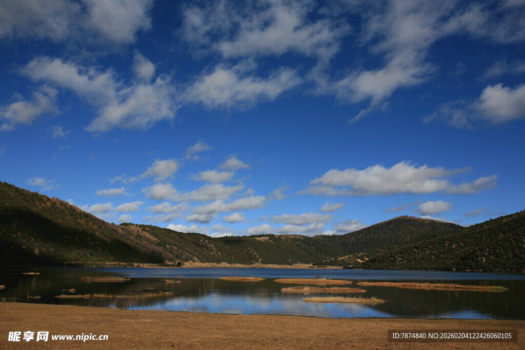 湖畔蓝天青山美景