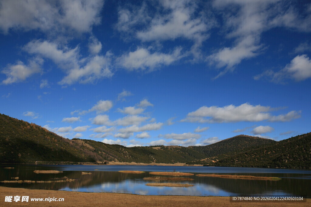 美丽湖景与远山蓝天白云