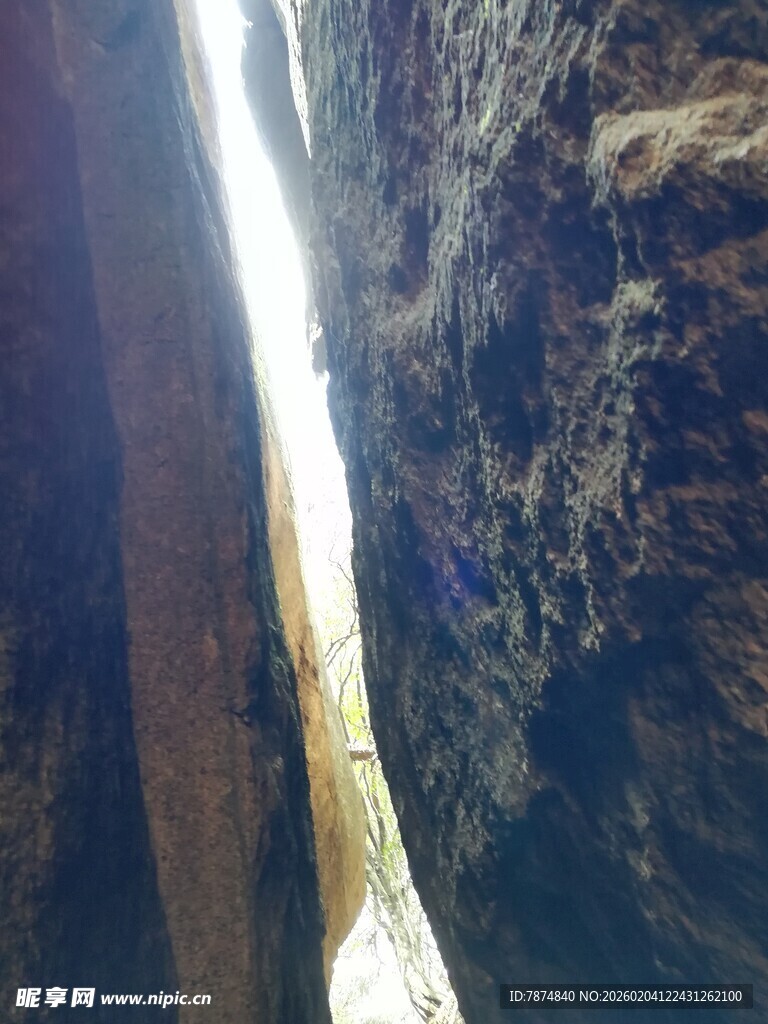 狭窄峡谷间的一线天光