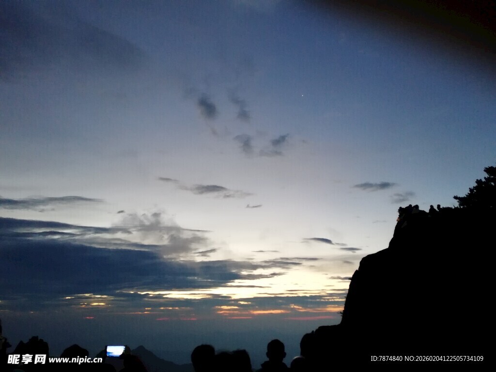 黄昏下的山峦与天空