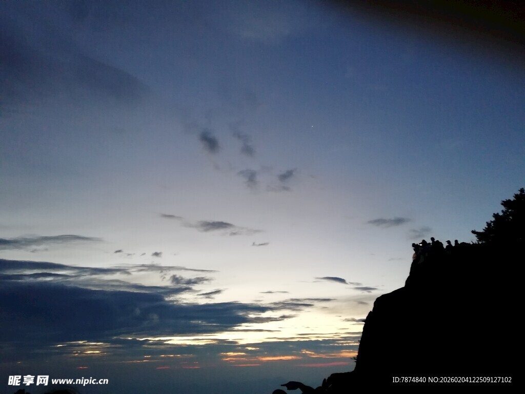 黄昏时分的天空与山影