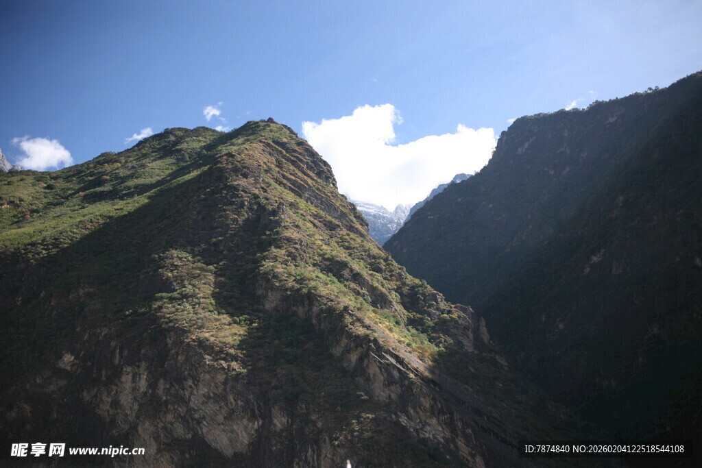 巍峨青山