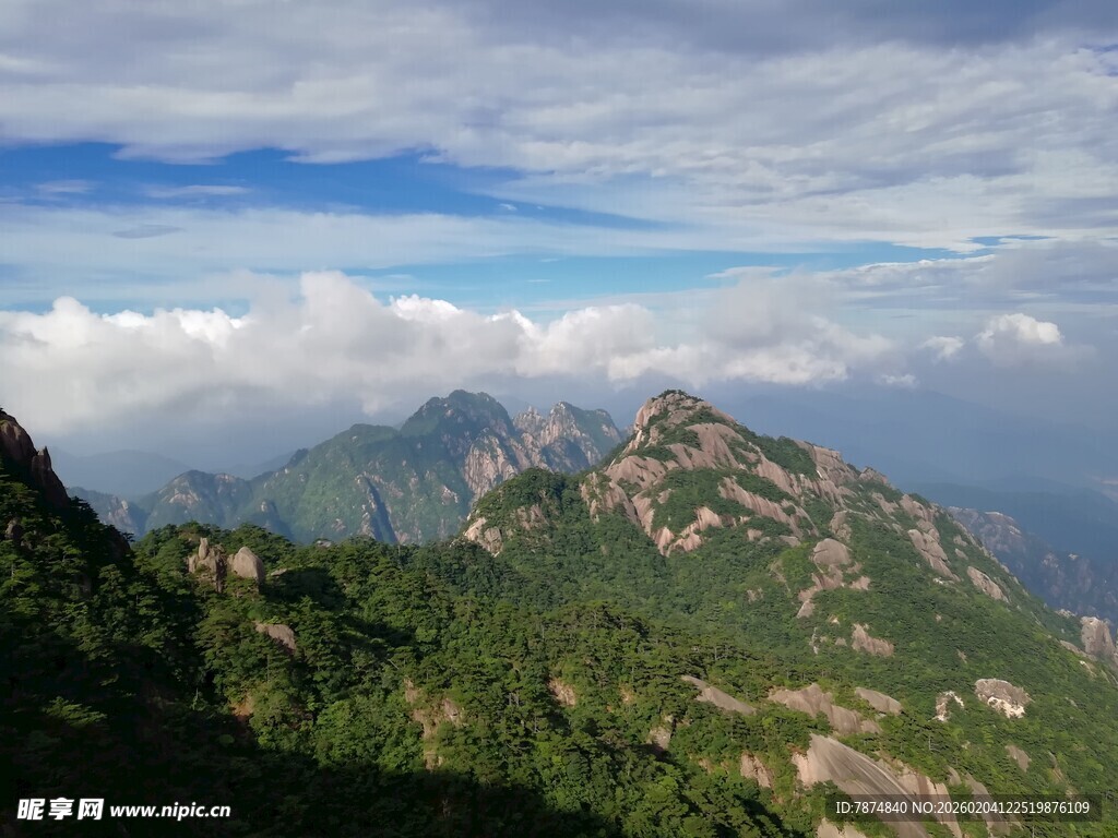 壮美山峦云海景观