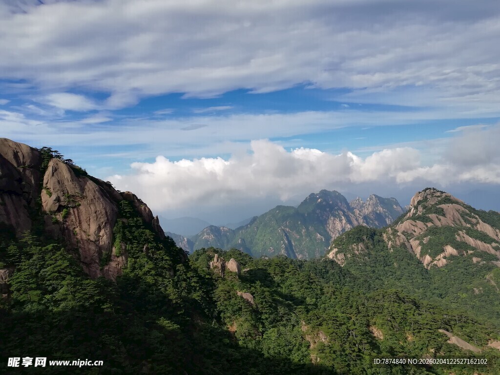 壮丽山景 云海环绕山峦