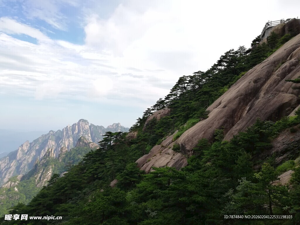 峻峭山峰与葱郁植被景观