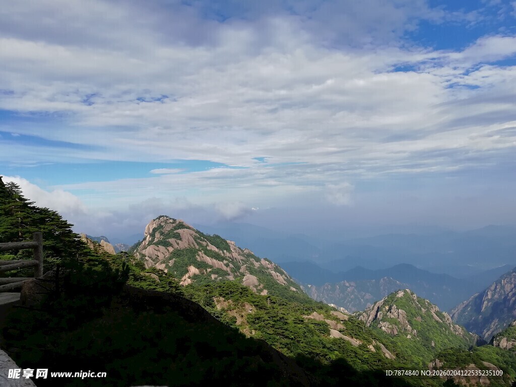 山峦云海美景