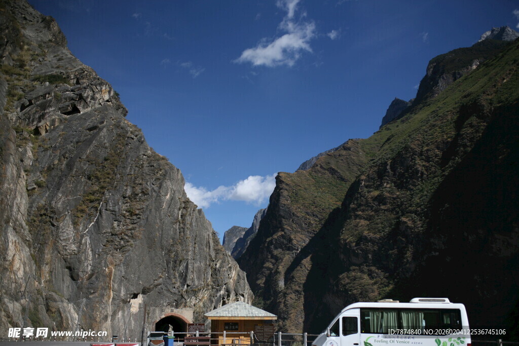 山间公路上的白色车辆