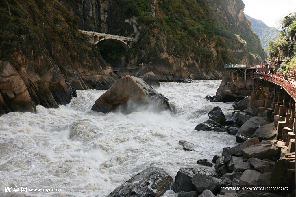 湍急河流穿山谷景观