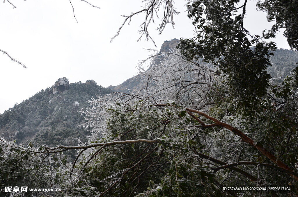 雪覆山林间的巍峨山峰