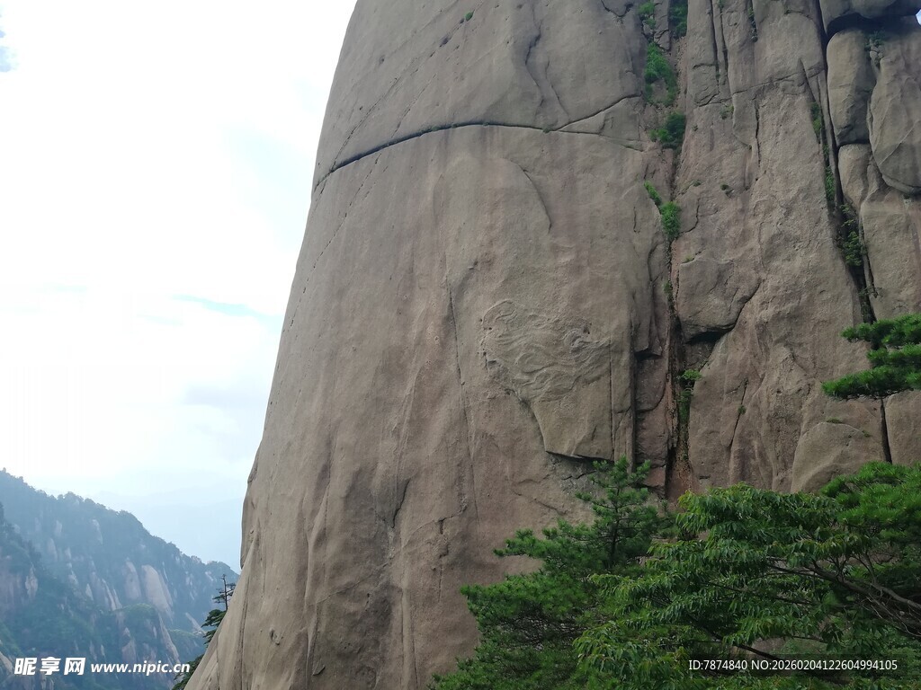 巍峨山石与崖边绿植