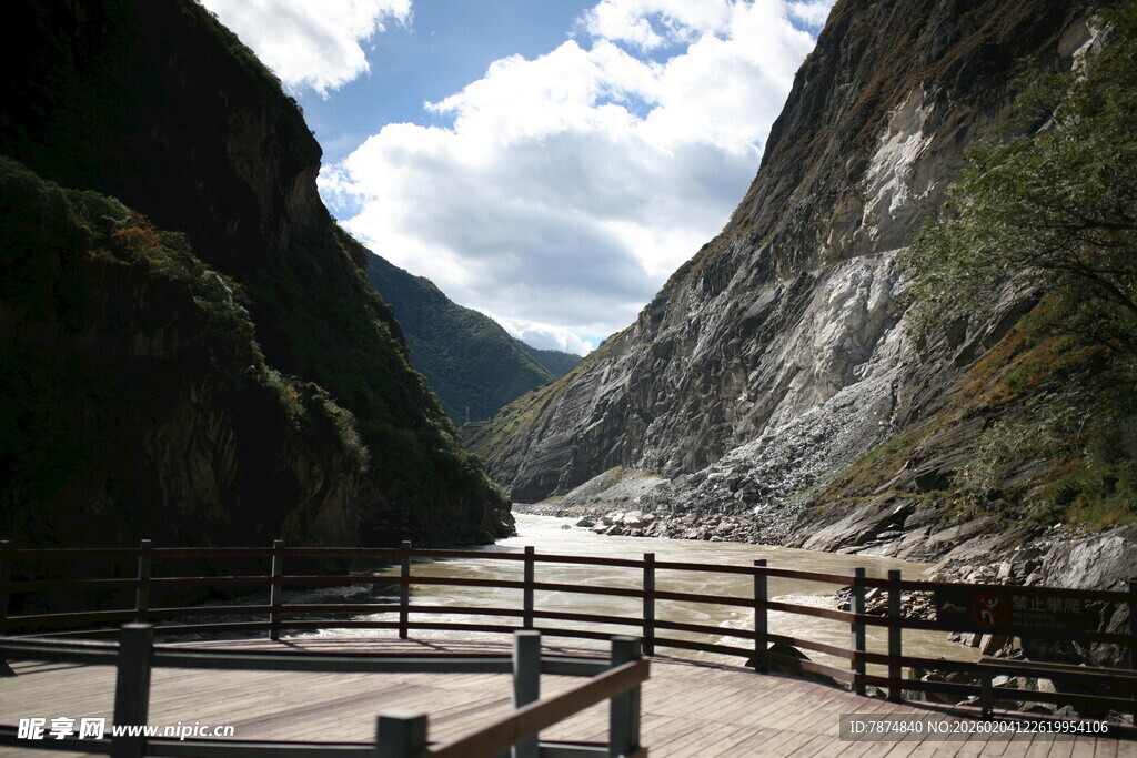 壮丽峡谷栈道景观