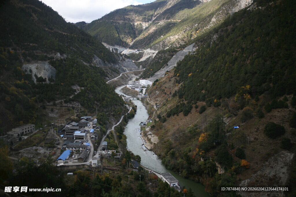 山谷中的蜿蜒河流景观