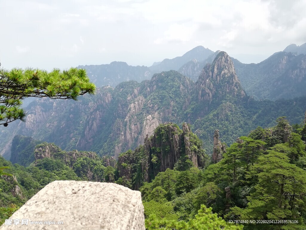 壮丽山景 绿意盎然的峰峦