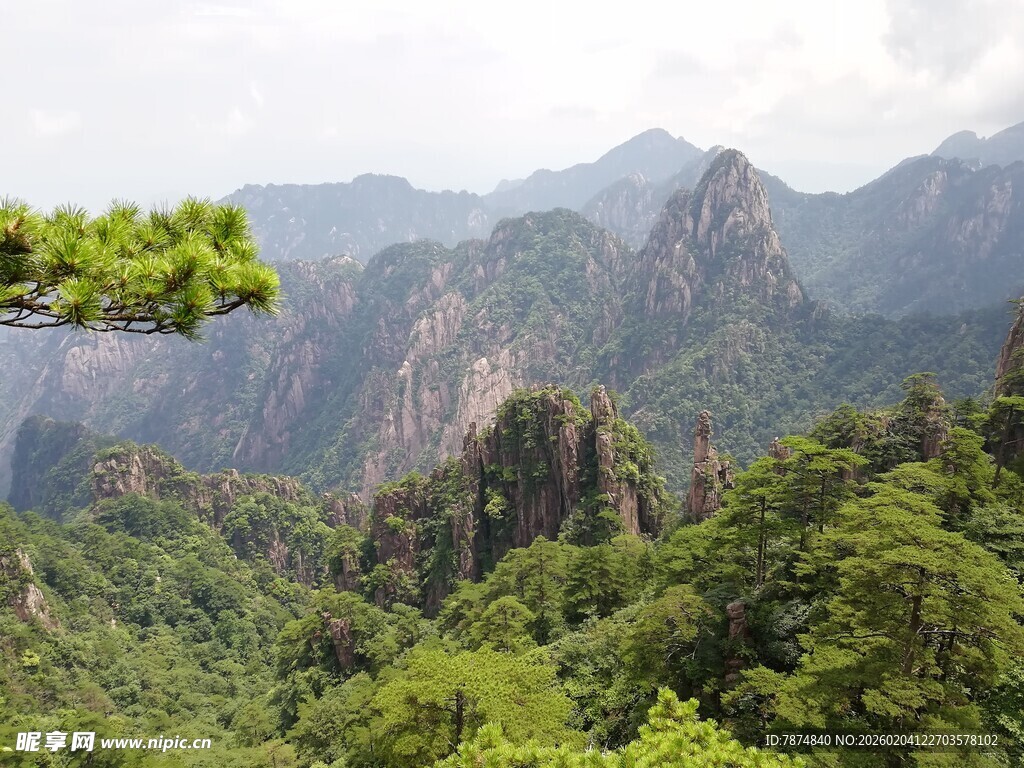 壮美山峦间的翠绿景致