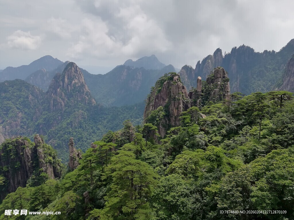 青山翠谷间的壮丽山景