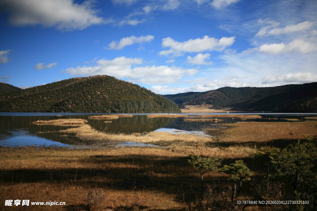 湖畔山峦美景
