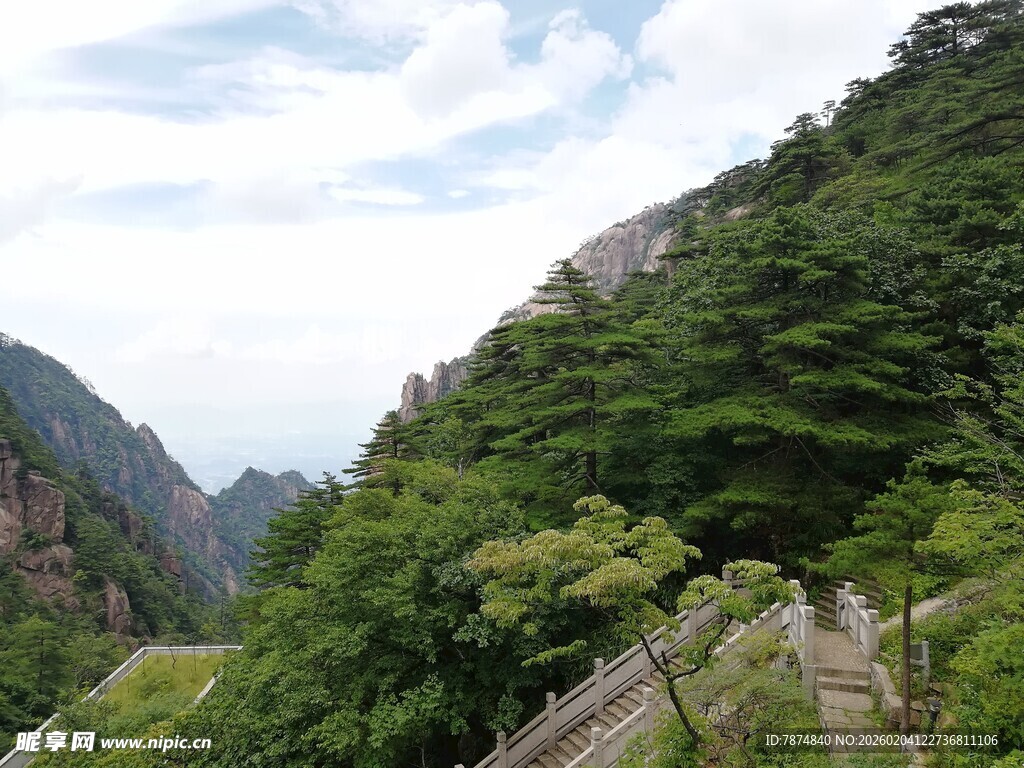 黄山秀丽山间步道景观