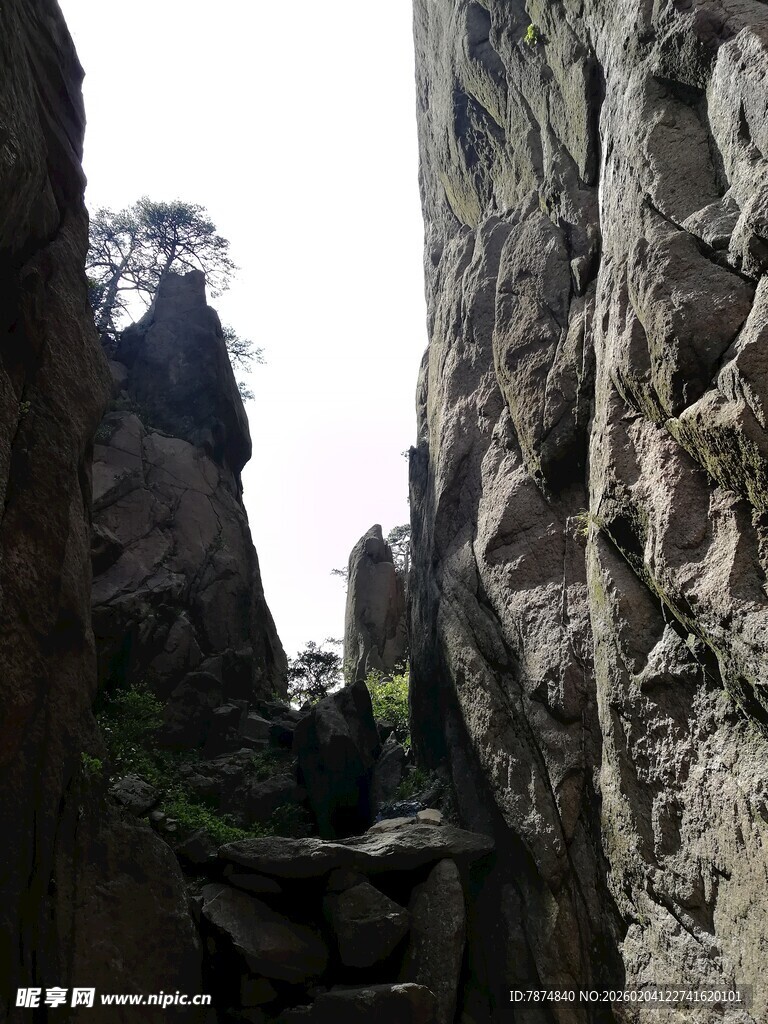 山间狭缝中的独特景致