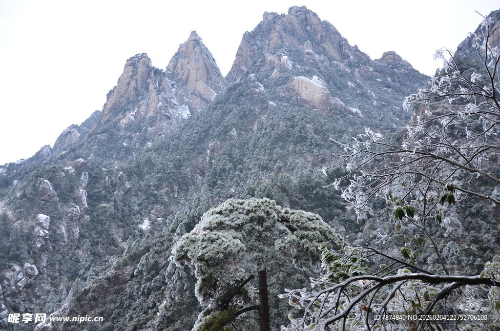 雪覆山峦美景