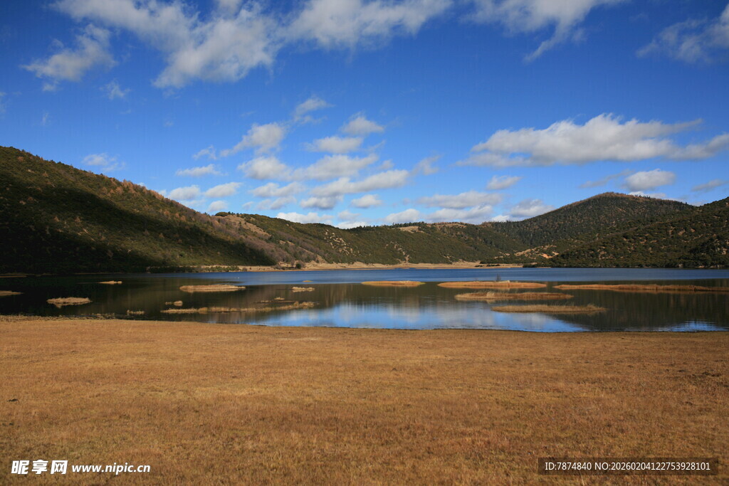 山间湖畔美景
