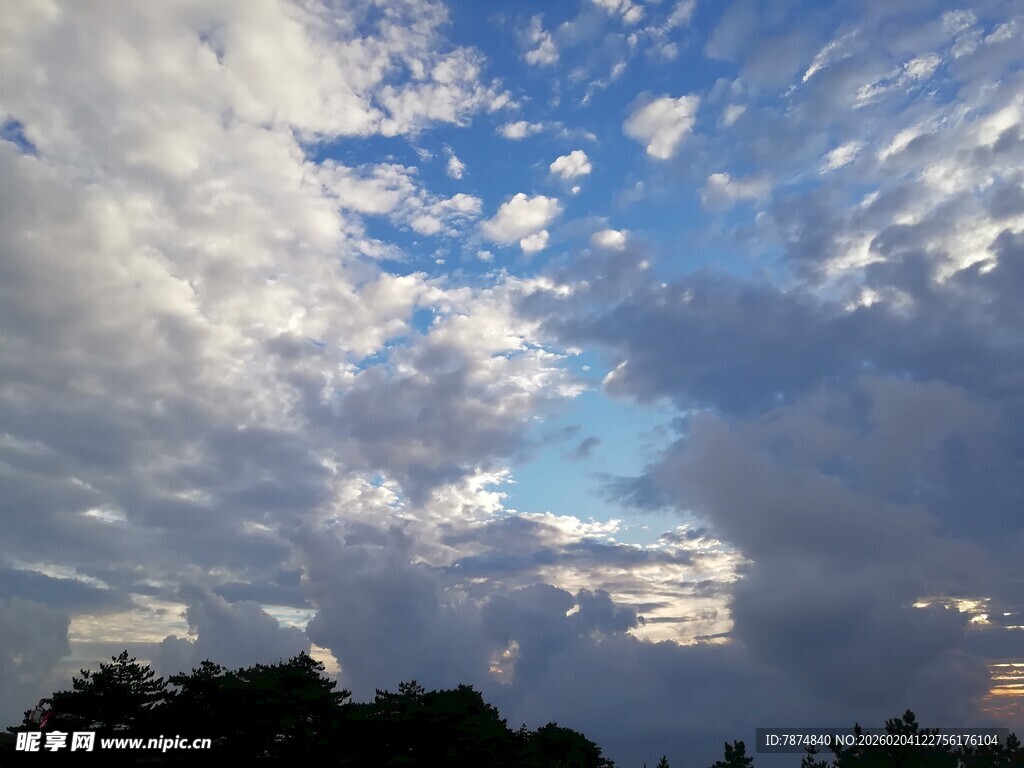 傍晚天空中的壮丽云层