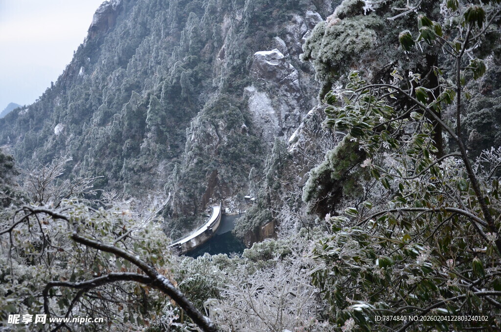 雪覆山林间的山谷美景