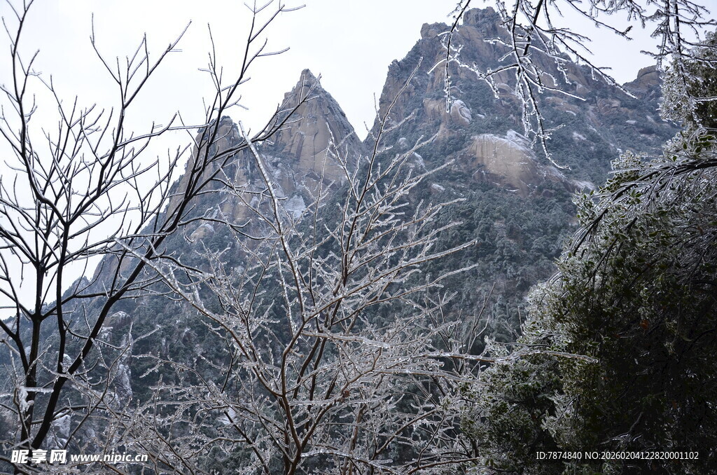 雪覆山峦美景