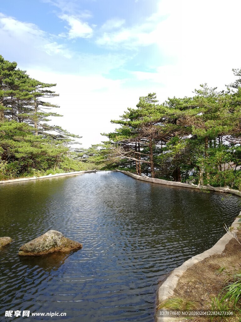 宁静湖畔风光