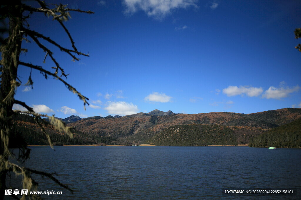 宁静湖畔的山水风光