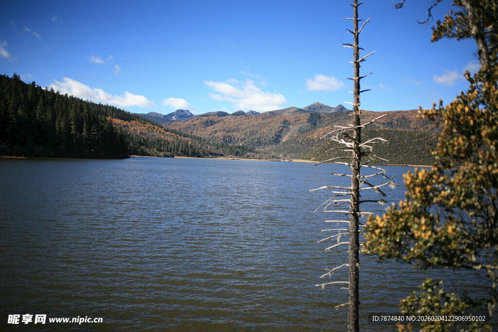山间湖水美景