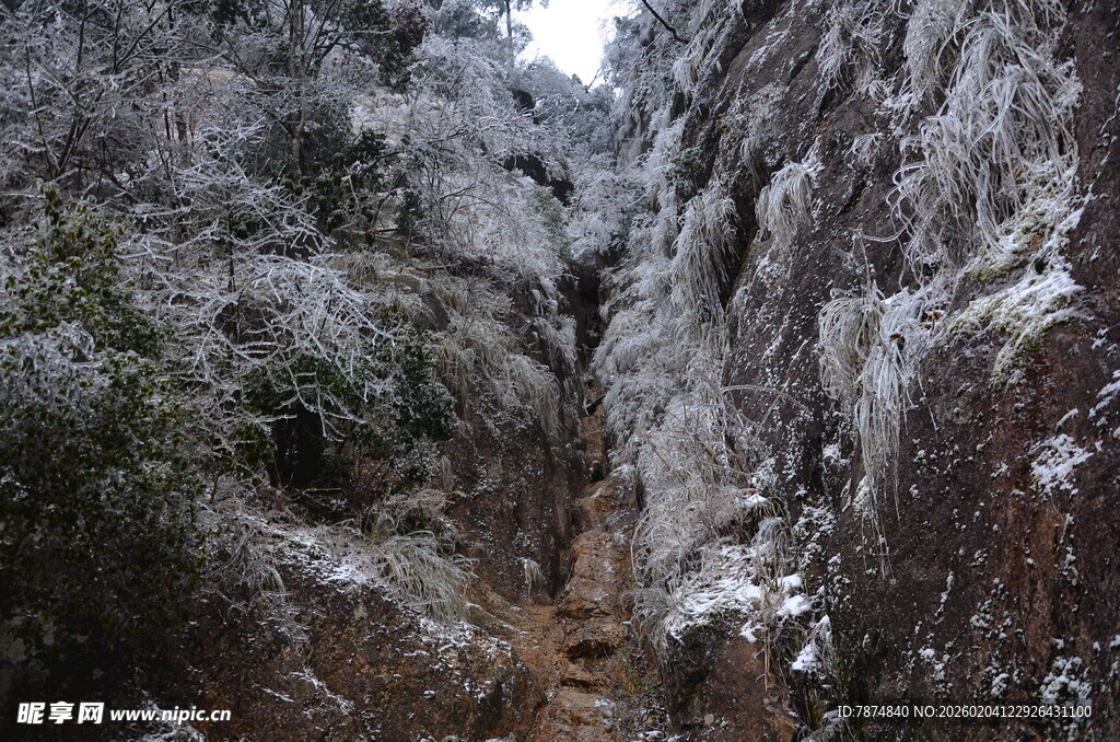 雪覆山间狭道