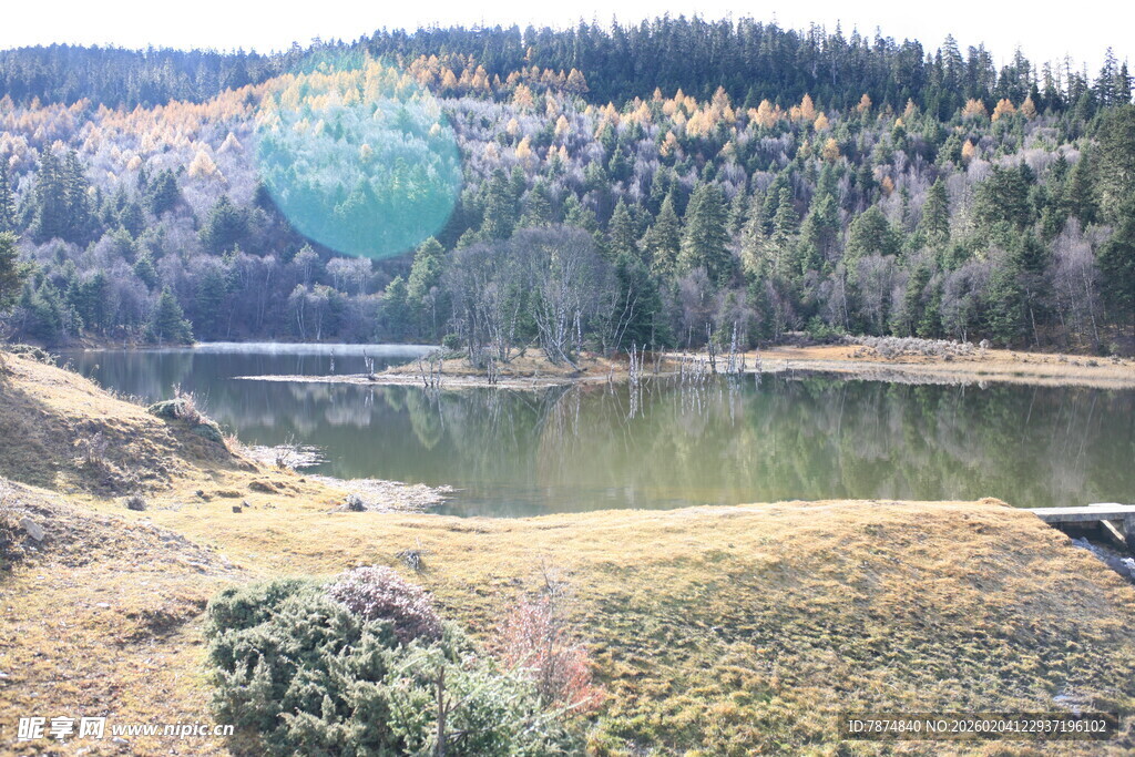 山间静谧湖泊风景