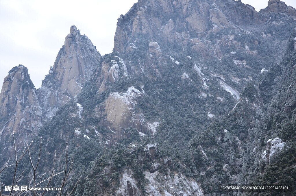 巍峨雪山峻岭壮丽景观