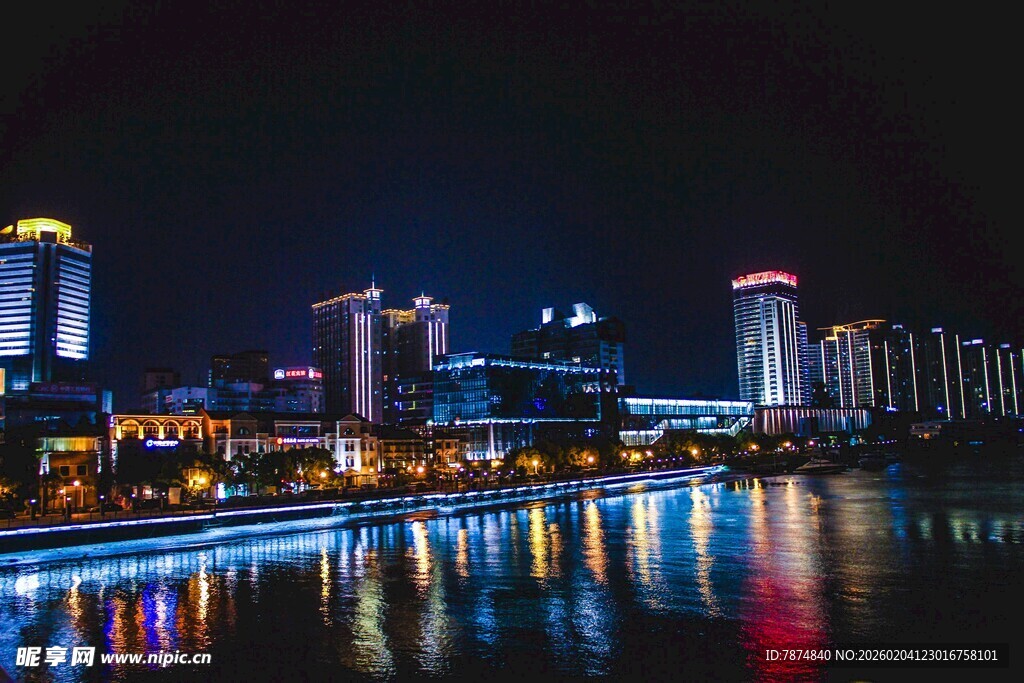 城市夜景河畔璀璨灯光